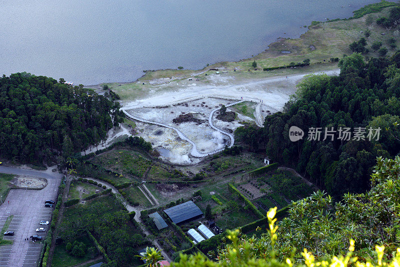 弗纳斯山谷(亚速尔群岛)，火山口湖和教堂“Nossa Senhora das Vitorias”